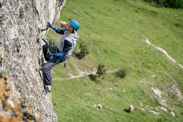 Climbing man on a rock. — Stock Photo, Image