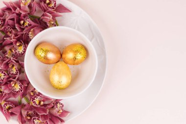 bir plaka üzerinde renkli yumurta.