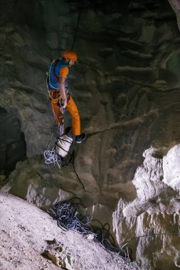Mağarada rappelling Adam.
