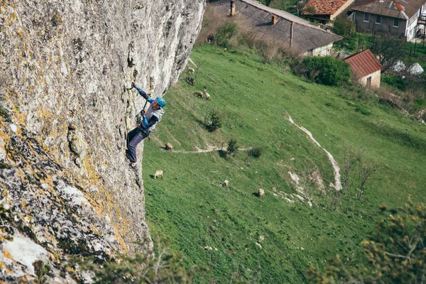 Climbing man on a rock. — Stock Photo, Image