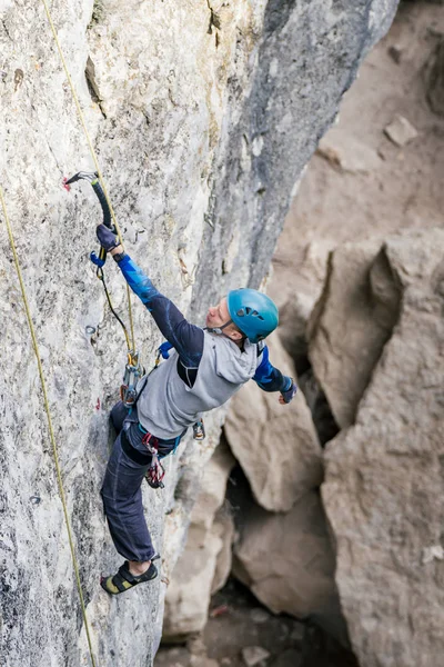 Climbing man on a rock. — Stock Photo, Image