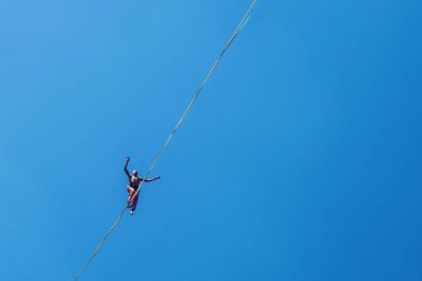 Yüksek hattaki adam.