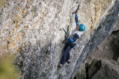 Kayaya tırmanan adam.