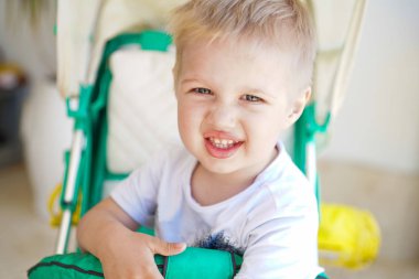 Bebek gezintisinde çocuk.