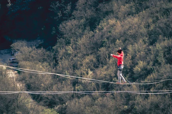 Uomo sulla linea alta . — Foto Stock