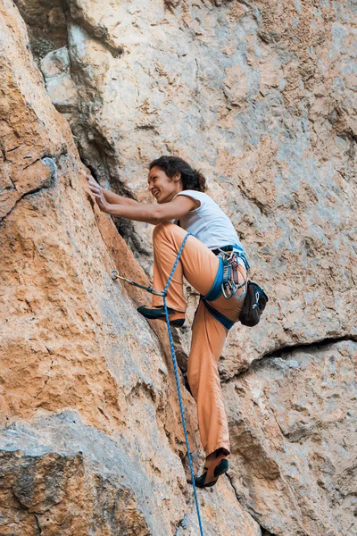 Woman climbs mountain. — 스톡 사진