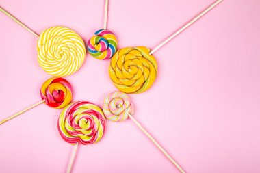 Arka planda Şekerler.