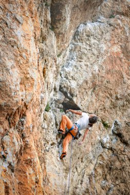Kadın dağa tırmanıyor..