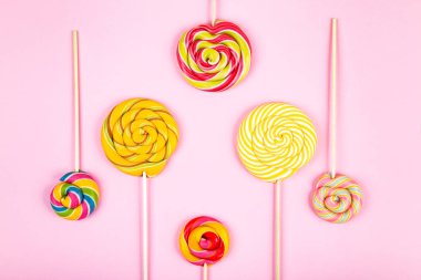 Arka planda Şekerler.