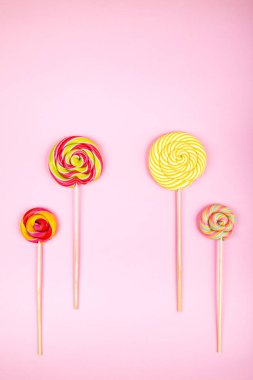 Arka planda Şekerler.