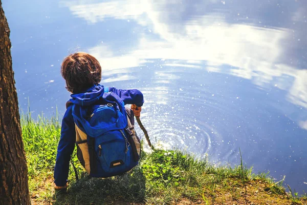 Criança jogar pesca perto do lago . — Fotografia de Stock