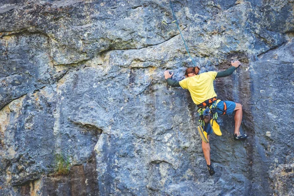 L'homme escalade le rocher . — Photo