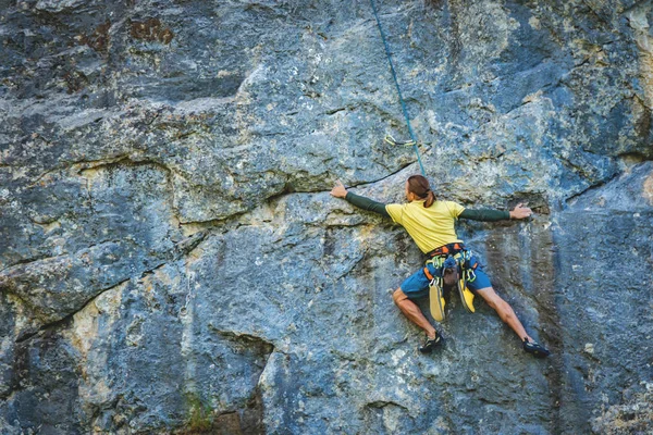 El hombre sube la roca . — Foto de Stock