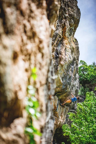 Mann erklettert Felsen. — Stockfoto