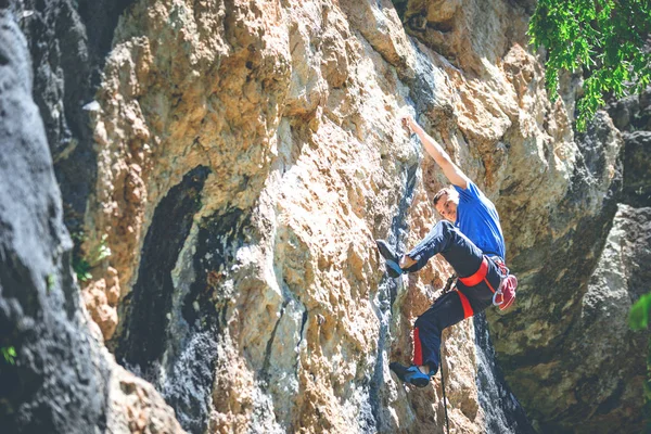 L'uomo scala la roccia . — Foto Stock