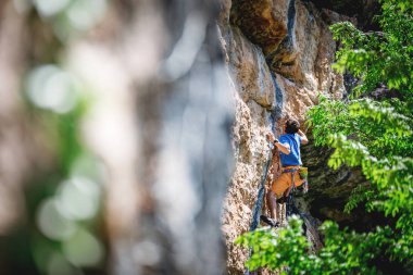 Adam kaya tırmanıyor.