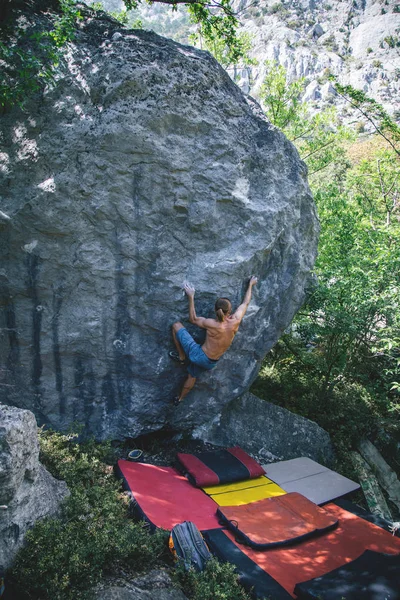 남자 등반 바위. — 스톡 사진