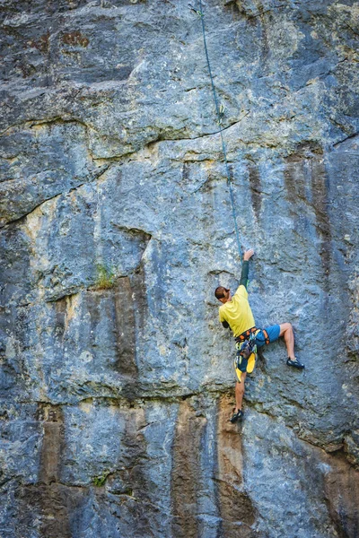 El hombre sube la roca . — Foto de Stock