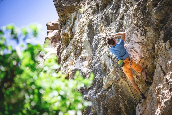 Mann erklettert Felsen. — Stockfoto