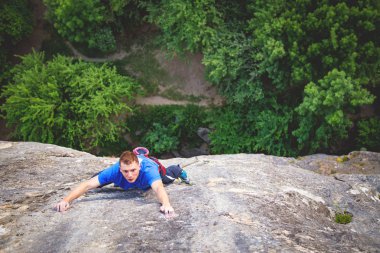 Adam kaya tırmanıyor.