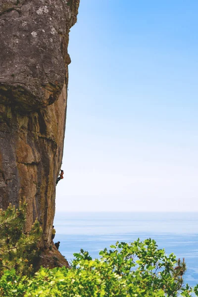 Pessoas escalando montanha de rocha . — Fotografia de Stock