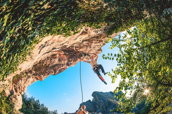 L'homme escalade le rocher . — Photo