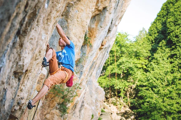 Mann erklettert Felsen. — Stockfoto