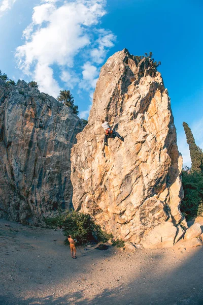 L'uomo scala la roccia . — Foto Stock