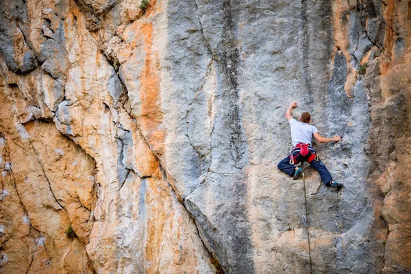 Człowiek wspina się na skały. — Zdjęcie stockowe