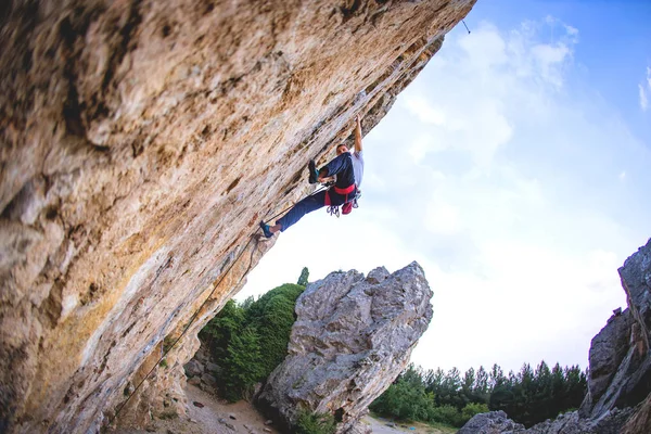 L'uomo scala la roccia . — Foto Stock