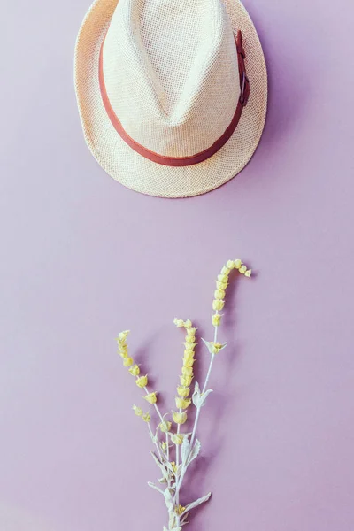 Sombrero y flor . — Foto de Stock