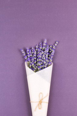 Arka planda çiçek buketleri. 