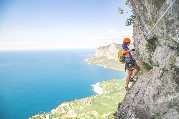 Žena horolezectví mountain. — Stock fotografie