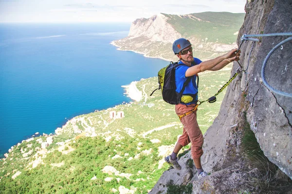 Man climbing mountain. — Stock Photo, Image