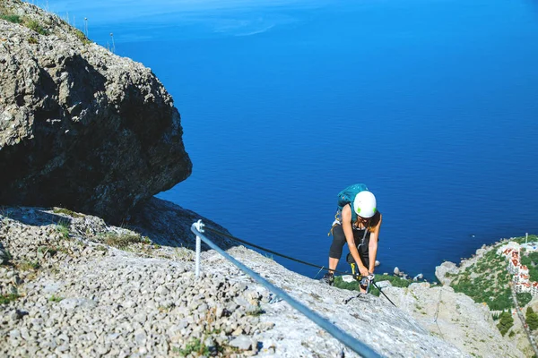 Žena horolezectví mountain. — Stock fotografie