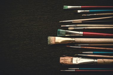 Arka planda fırça boyama.