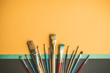 Arka planda fırça boyama.