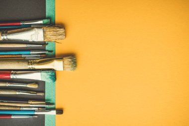 Arka planda fırça boyama.