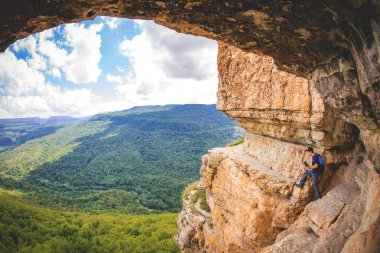 Dağlarda yürüyen adam.