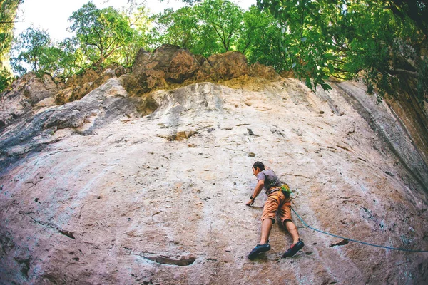 L'uomo scala una roccia. — Foto Stock