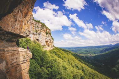 Dağlarda yürüyen adam.