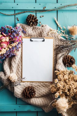 Arka planda boş kağıt ve çiçek. 