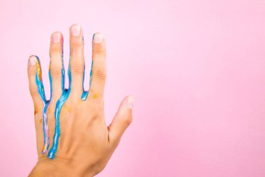 Arka planda boyalı el. 