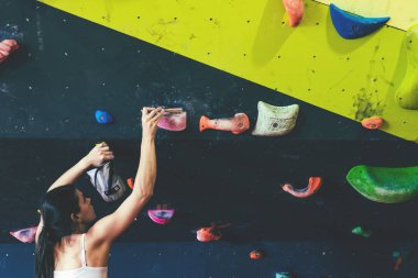 Boulder spor salonunda kadın.