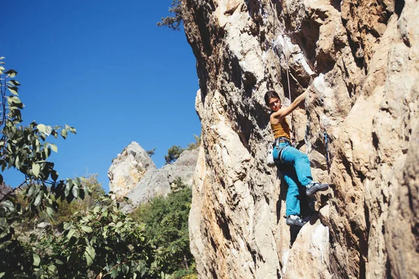 Woman climbs a rock. — Stock Photo, Image