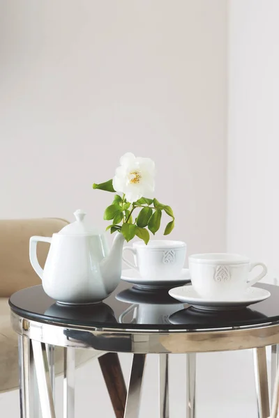 Två koppar och te boskap på ett bord. — Stockfoto