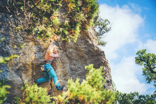 Menina escalando uma rocha . — Fotografia de Stock