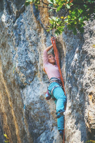 Ragazza arrampicata su una roccia. — Foto Stock