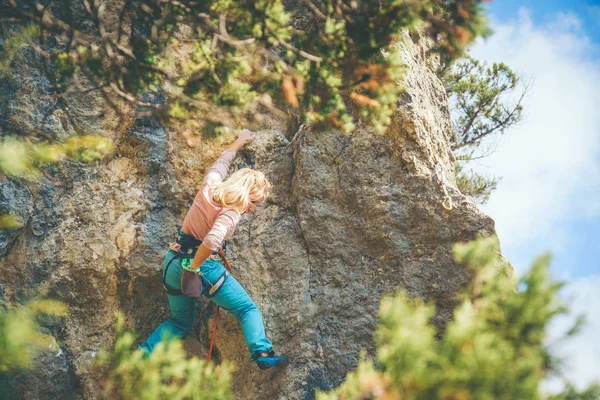 Menina escalando uma rocha . — Fotografia de Stock