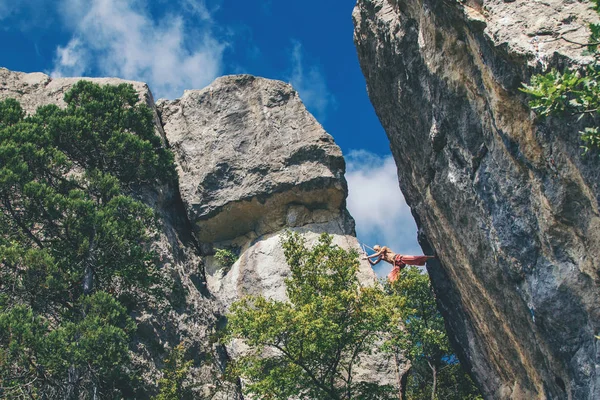 Uomo arrampicata su una roccia. — Foto Stock